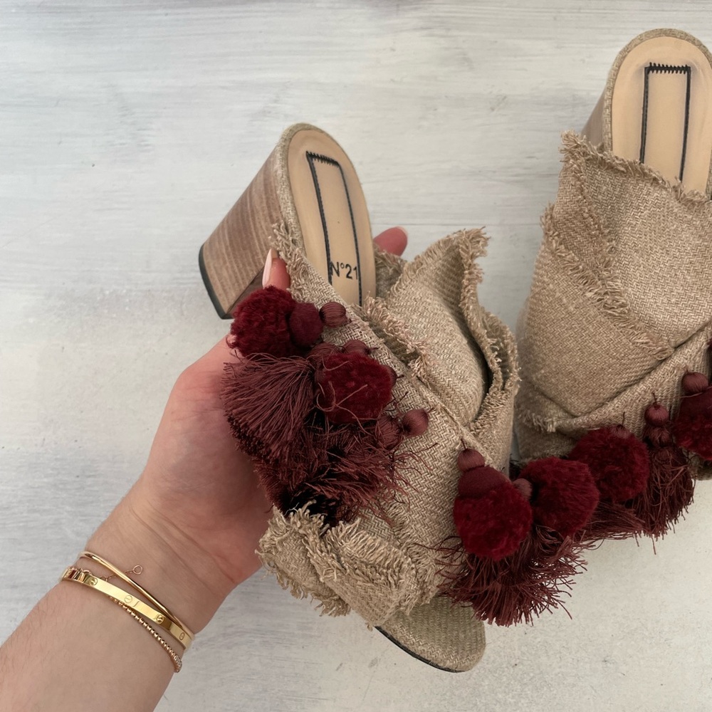 No. 21 Beige Canvas Pom Pom Fringe Tassel Burgundy Mules Pumps Slip On - Picture 3 of 10